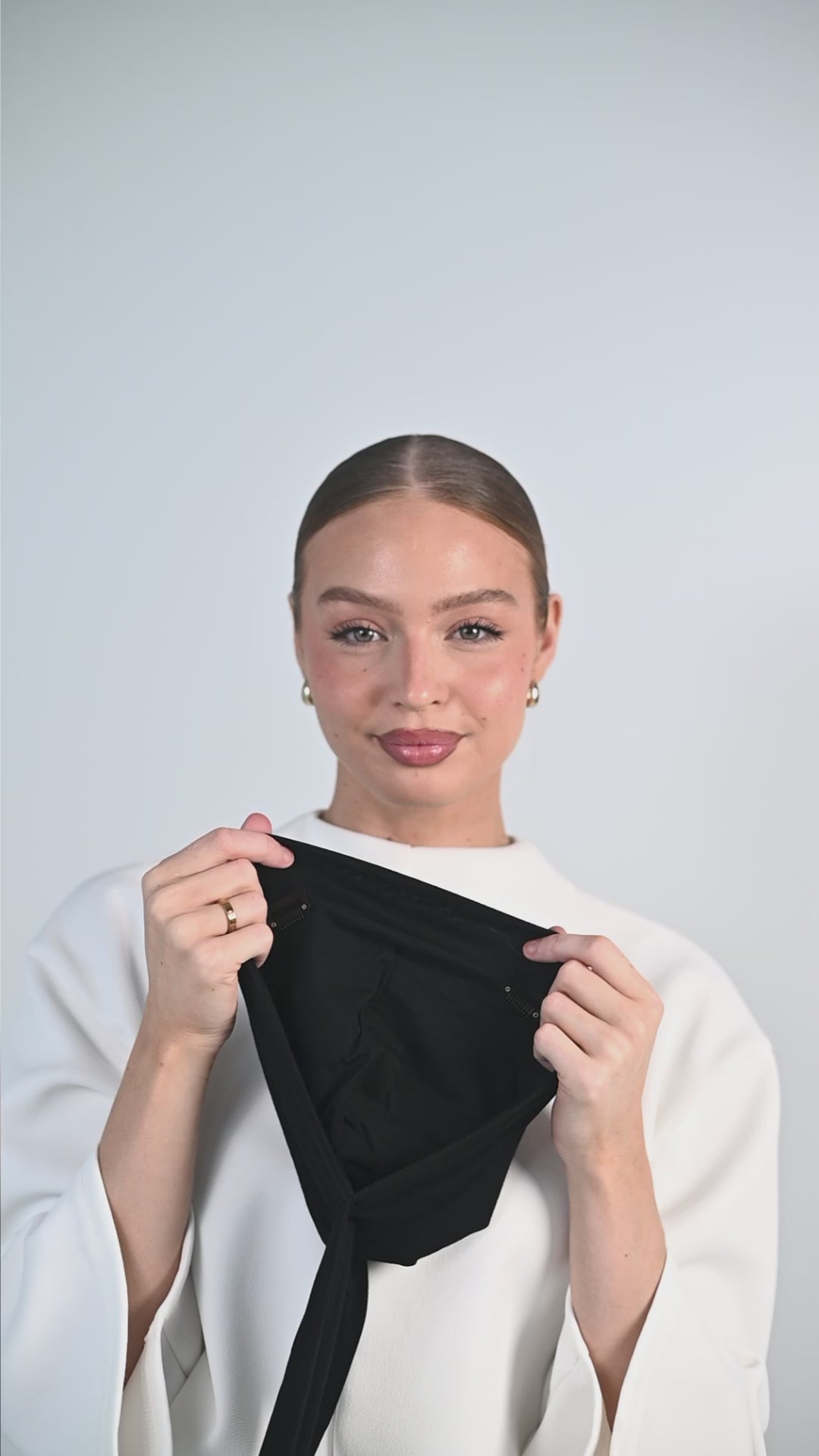 Load video: Signature Black Cotton Turban – Anti Slip Clips