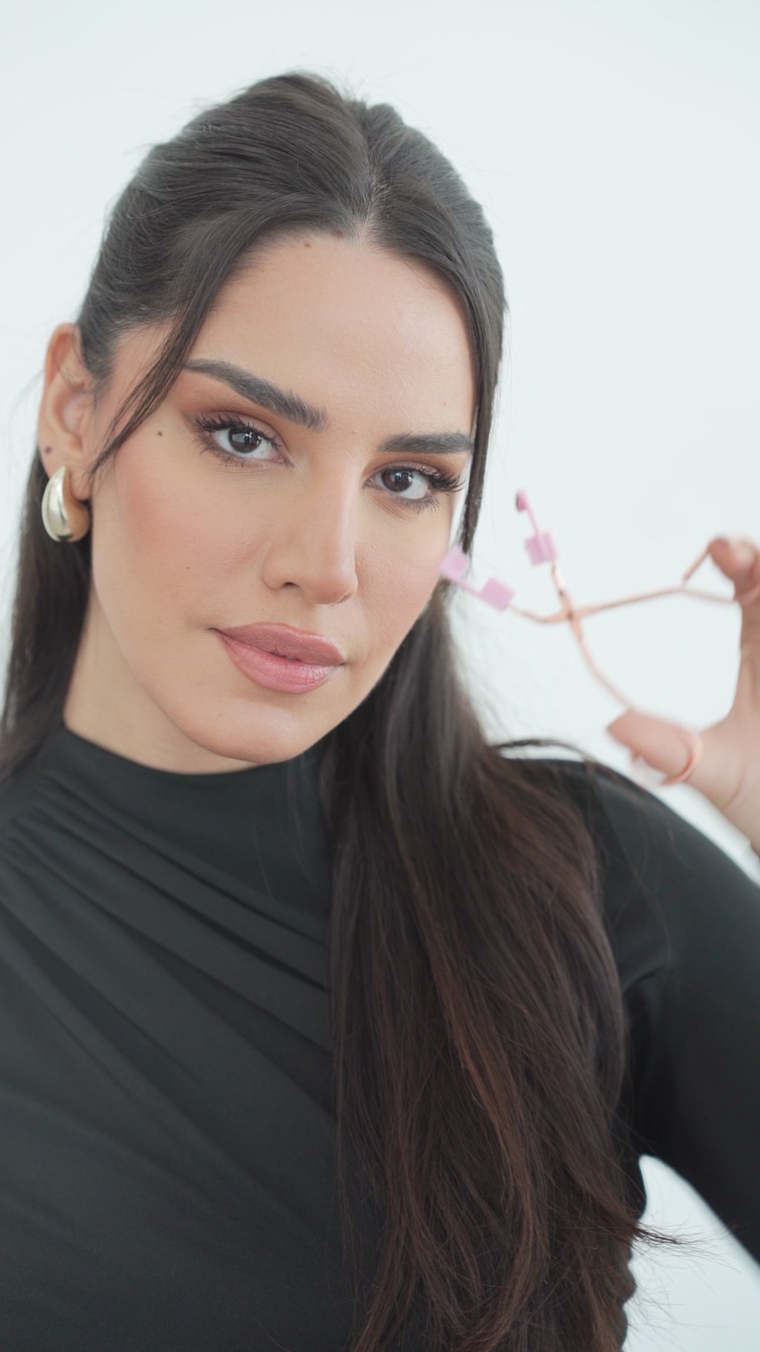 Load video: Magnetic Lash Tweezers
