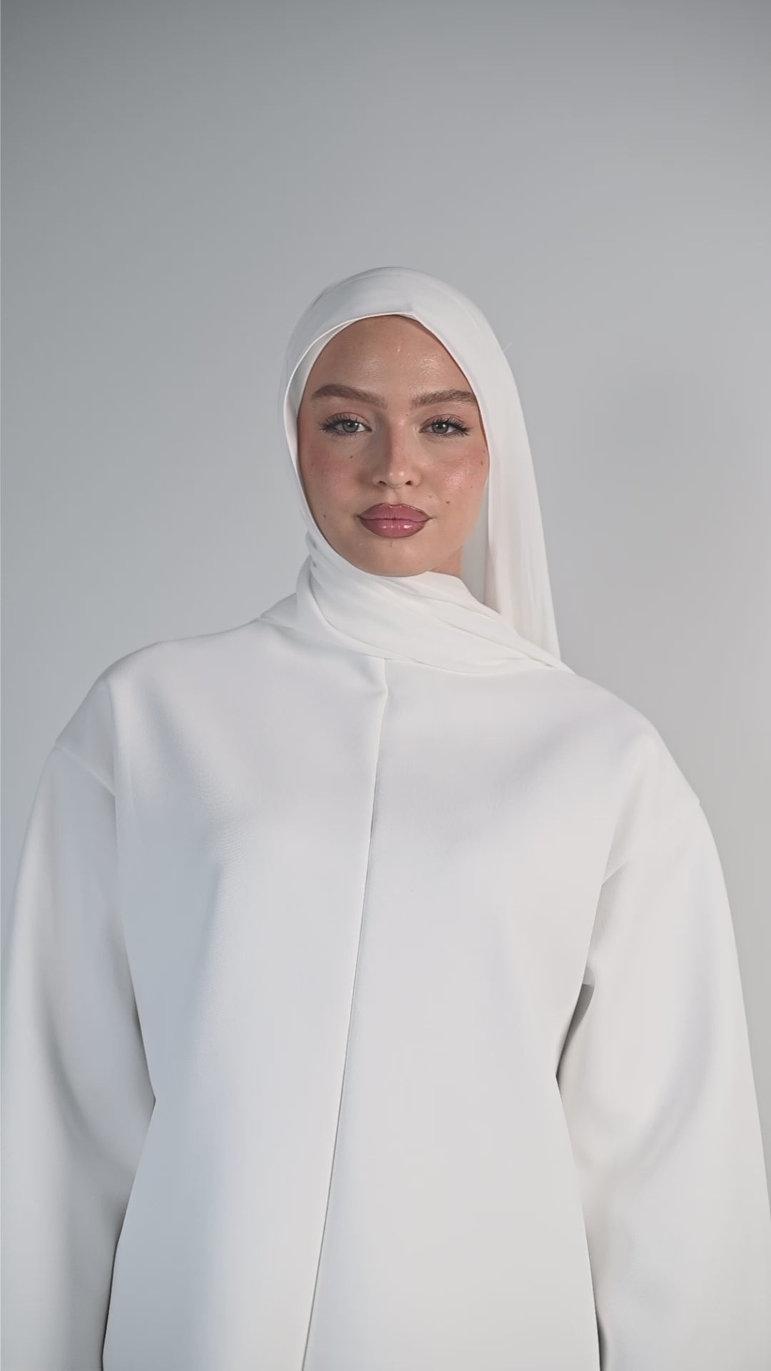 تحميل الفيديو: حجاب شيفون أبيض مع عصابة رأس ملفوفة/مربوطة