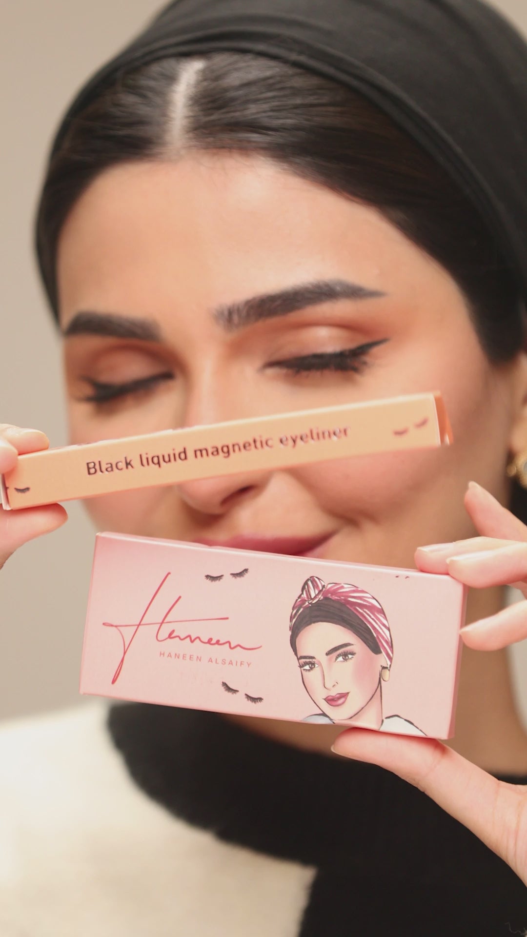 Load video: Black magnetic eyeliner